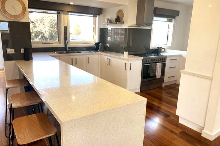 Torquay – 800m to Front Beach Modern 4 Br/8 Beds gallery image 2