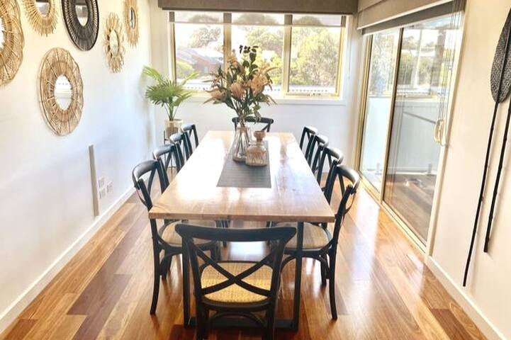 Torquay – 800m to Front Beach Modern 4 Br/8 Beds gallery image 3