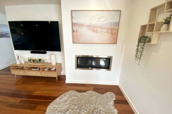 Torquay – 800m to Front Beach Modern 4 Br/8 Beds gallery image 4