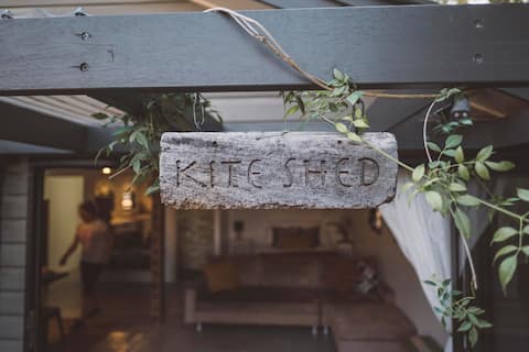 Waterfront Flinders Pde 'Kite Shed' 5* Rating