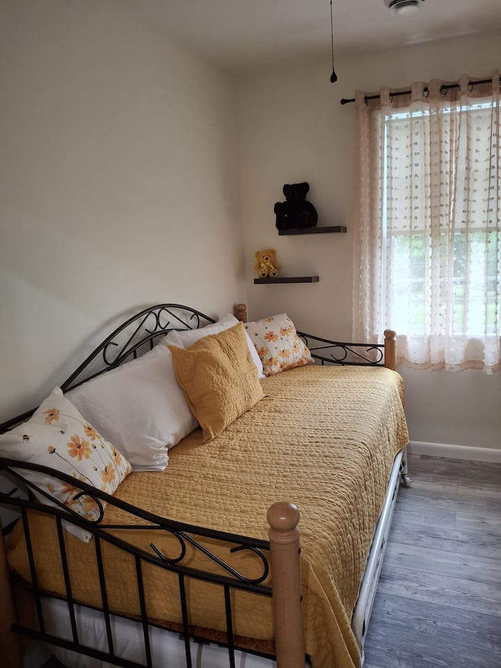 Divano letto con seconda rete che si estrae per creare 2 letti singoli.