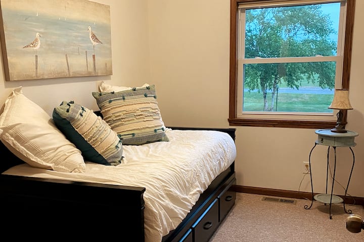 سرير نهاري - الطابق الرئيسي (يتسع لنوم شخصين) حزمة واللعب متاحان أيضًا!