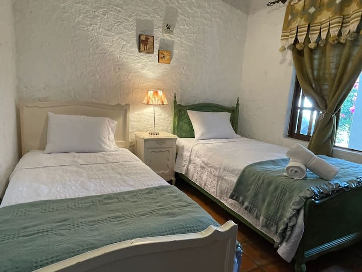 Quarto com 2 camas de solteiro