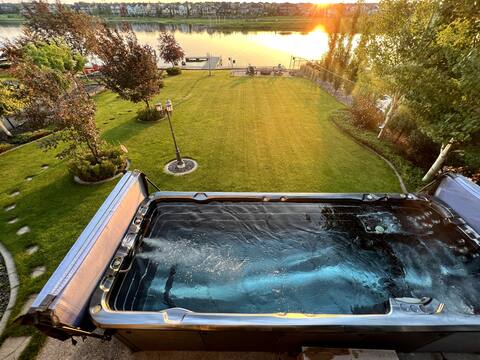 Beautiful Lakefront 5-Bed home w/ outdoor swim spa