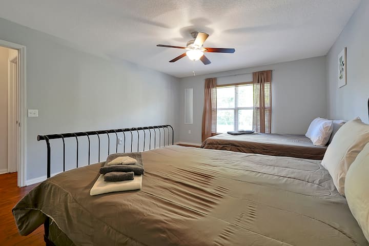 Спалня 4:  2 двойни легла с нощно шкафче и огромен килер