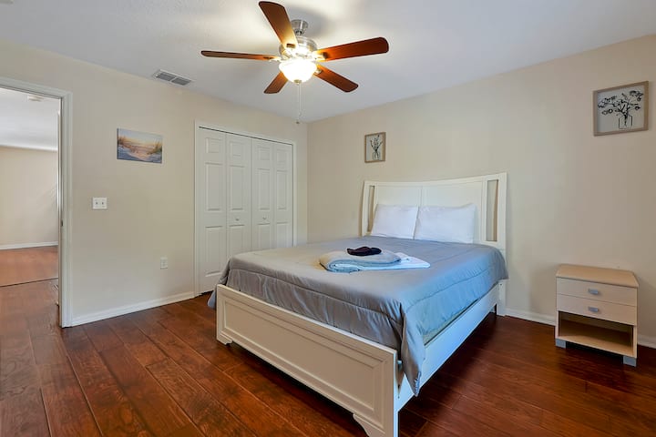 Спалня 2: с двойно легло queen size + нощно шкафче, килер и пълно огледало

Намира се на: второ ниво 