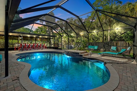 Poolside Oasis w/ Tiki bar! 25min – Cocoa Beach