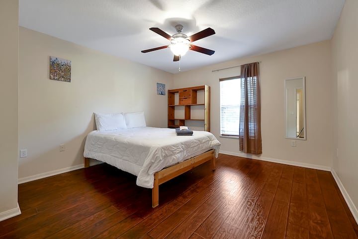 Спалня с двойно легло и голям килер

Намира се на: второ ниво