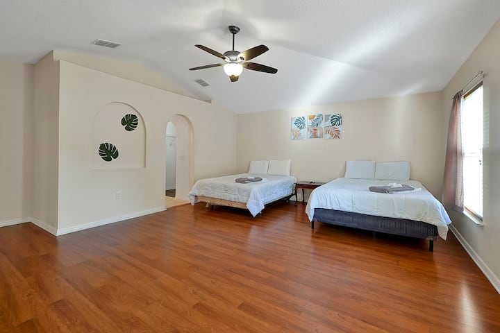 4K SmartTv с Netflix, Hulu, YouTube Disney+ и 2 двойни легла в този огромен главен апартамент; със самостоятелен достъп до баня