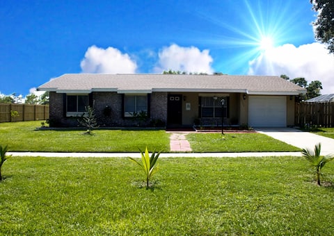 Cozy King Bed, w/Garden, Free Park, Beach 11 mi