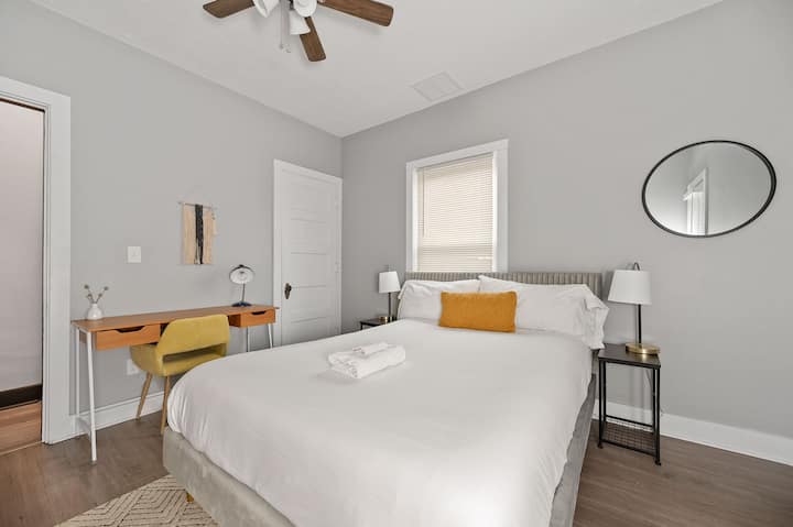 Სტუმრების საძინებელი დიდი ზომის საწოლითა და ახალი თეთრეულით