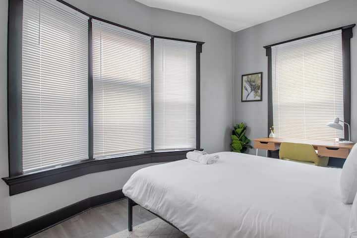 Სტუმრების საძინებელი ზემოთ, დიდი ზომის საწოლით