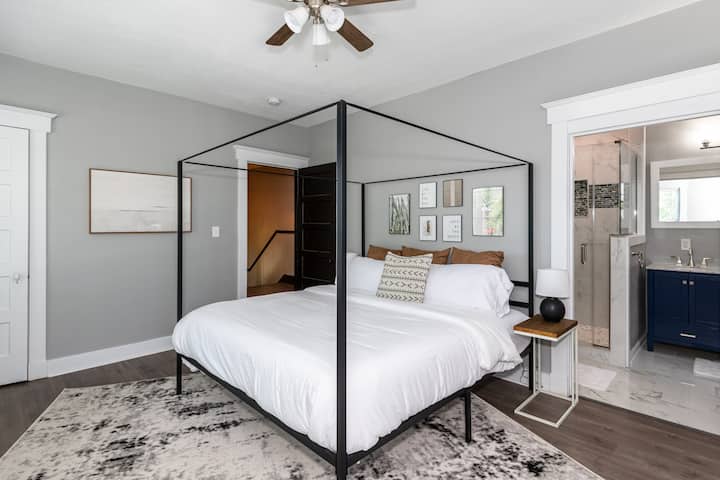 Მთავარი საძინებელი დიდი ზომის საწოლითა და ახალი თეთრეულით