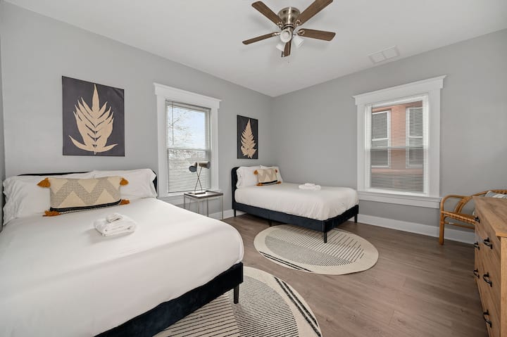 Სასტუმრო საძინებელი ორი სრული ზომის საწოლით