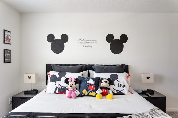 תרגישו בנוח במיטת הקינג סייז הזו, שמעוצבת בפריטים של מיקי ומיני