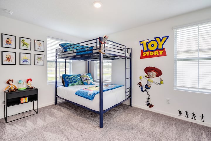 יש לכם כמה ילדים במסיבה? אם כן, הם יכולים ליהנות ולנוח קצת בחדר השינה הזה, המעוטר בדמויות של צעצוע של סיפור. המיטות העליונות והתחתונות הן בגודל מלא. 