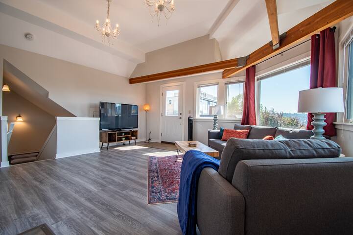 Enchanting 3 Bedroom Home with Space Needle Views! gallery image 4