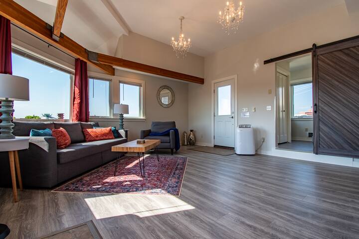 Enchanting 3 Bedroom Home with Space Needle Views! gallery image 3