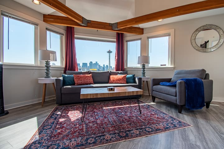 Enchanting 3 Bedroom Home with Space Needle Views! gallery image 2