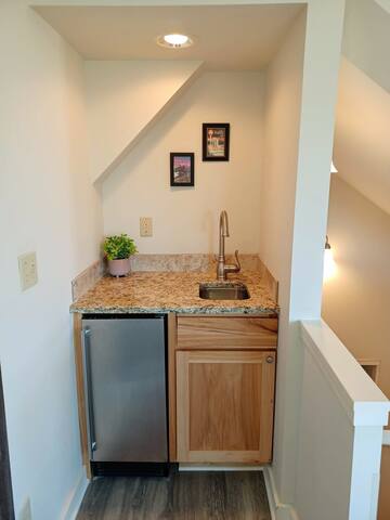 Enchanting 3 Bedroom Home with Space Needle Views! gallery image 5