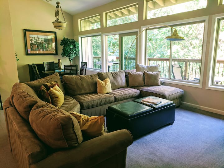 Obývacia izba s otvoreným jedálenským priestorom pri terase s grilom