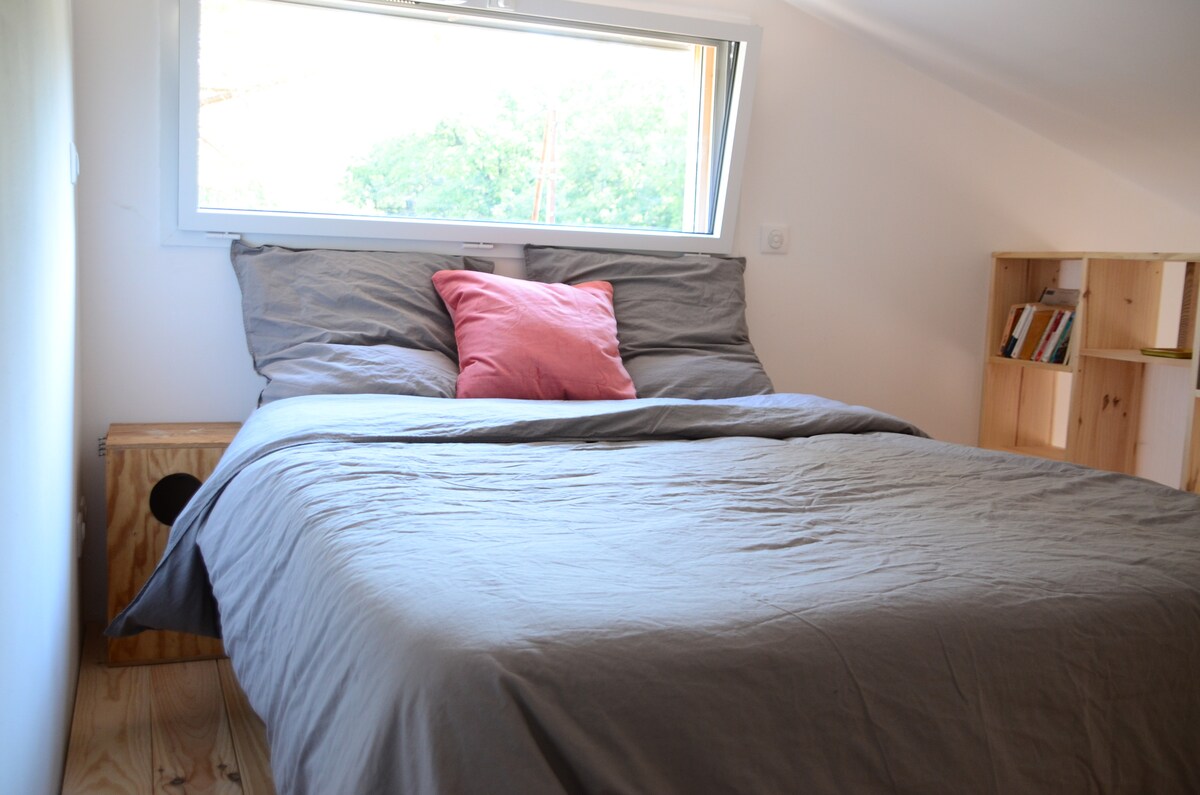 El dormitorio en el altillo. Se accede por una escalera empinada.