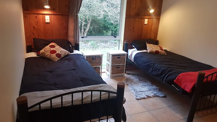 Ორი ერთადგილიანი საწოლი (საძინებელი 3)