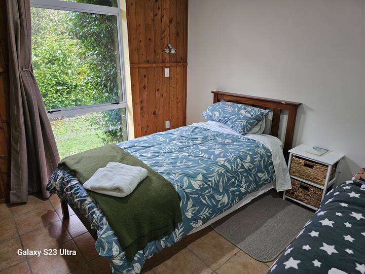 Ერთადგილიანი საწოლი და გასაშლელი სათადარიგო საწოლი (საძინებელი 4)