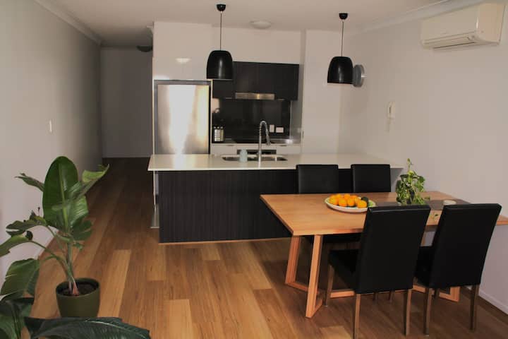 Room With Private Bathroom And Balcony + Queen Bed - Brisbane