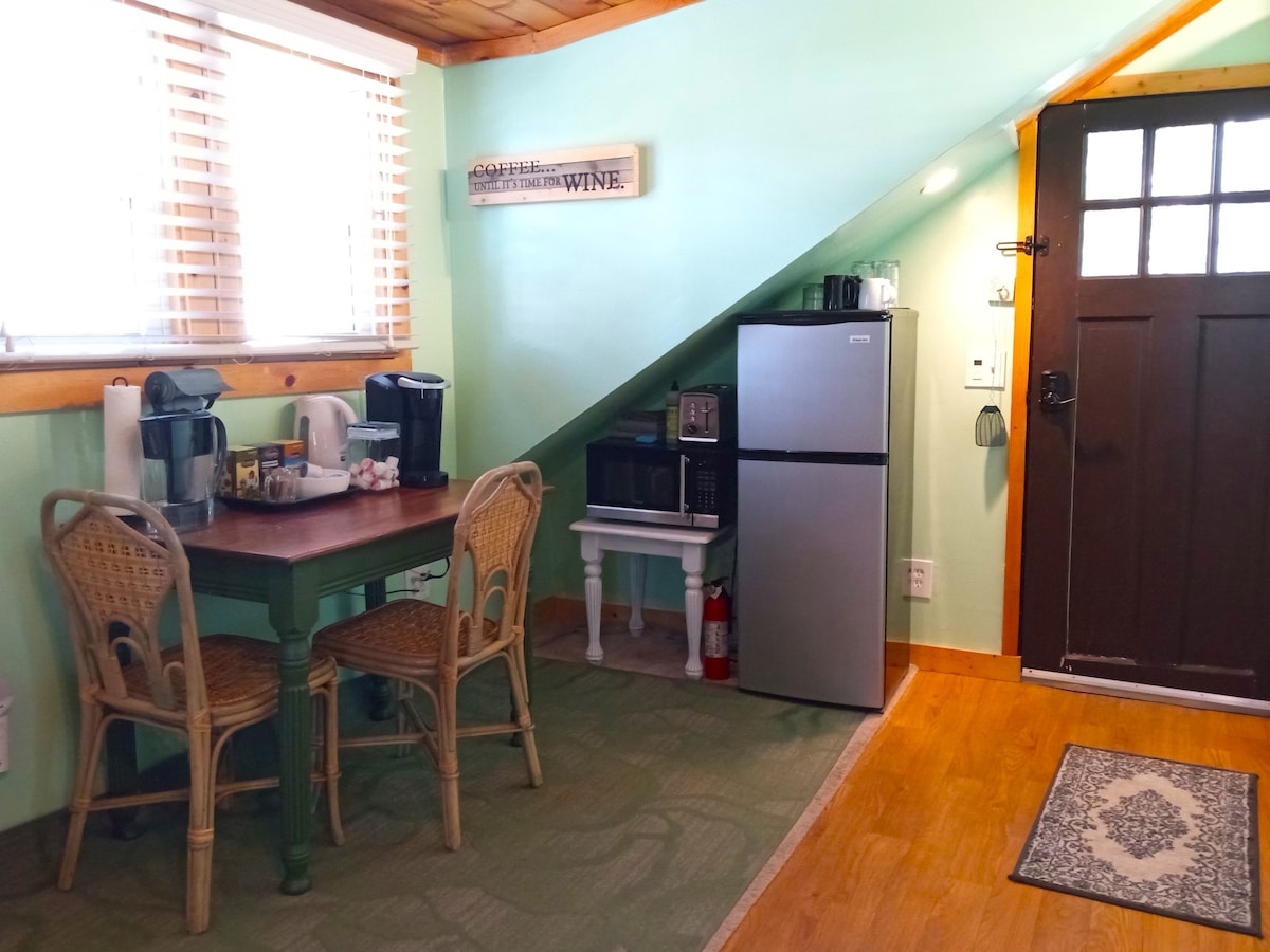 咖啡桌可容纳两人。 额外的座位，配有日式床垫和咖啡桌。