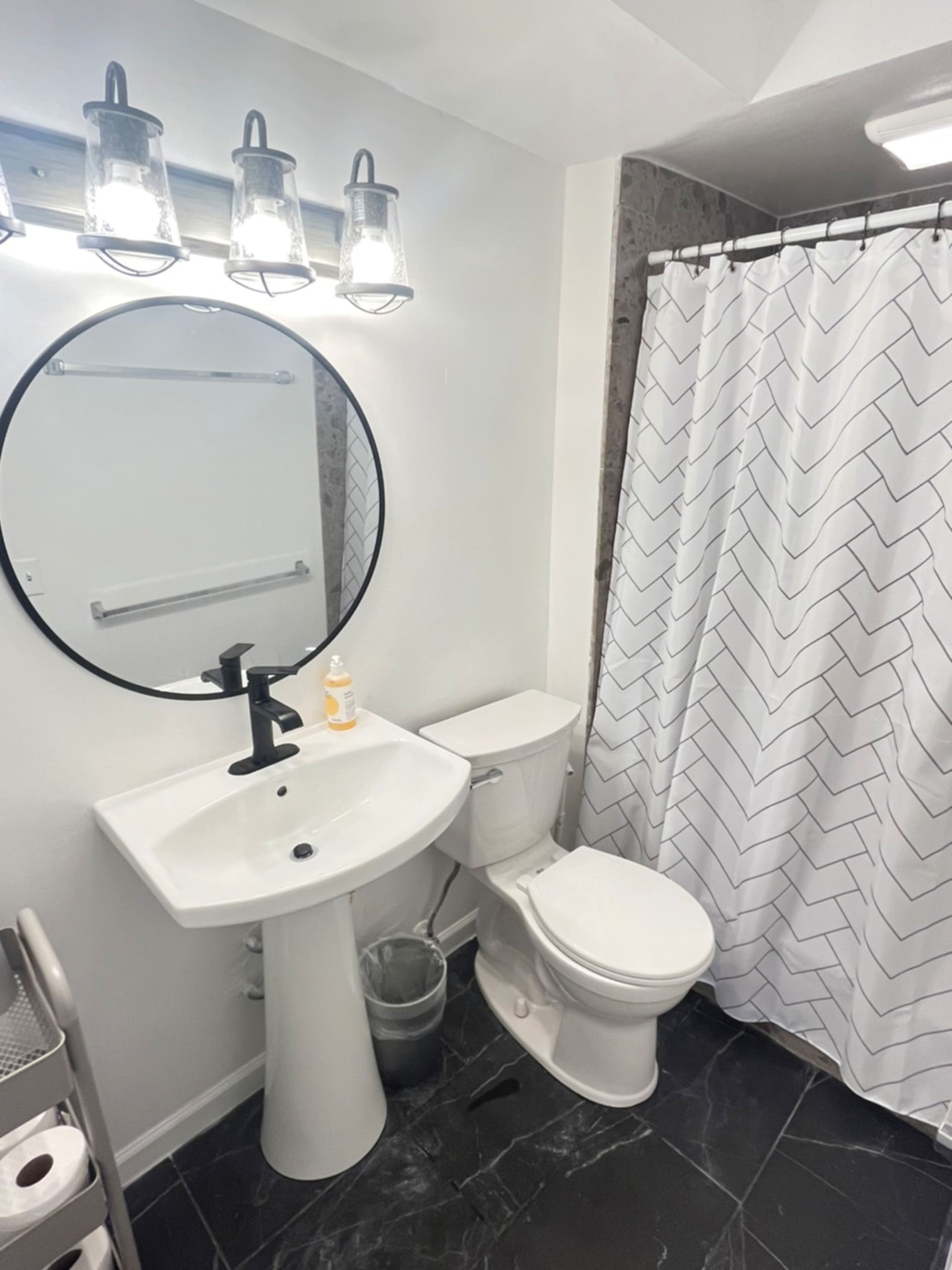 Condo in Honolulu · ★4.69 · 1 bedroom · 2 beds · 1 private bath - Image 21