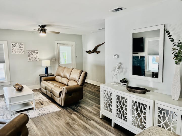 Walk To Canal St -5 Minute Ride To Beach! - New Smyrna Beach, FL
