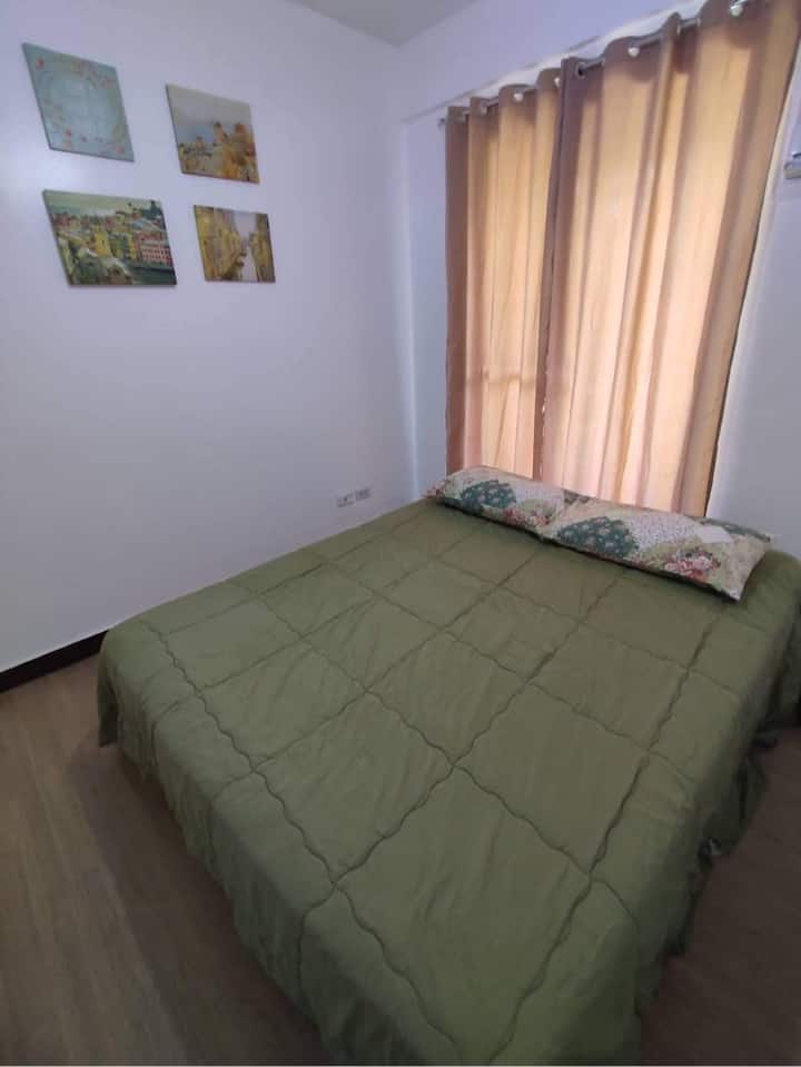 חדר שינה ראשי עם מיטת קווין סייז, ארון