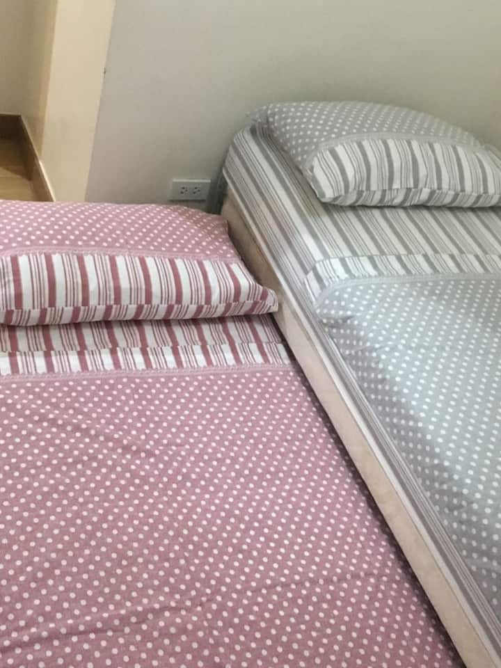 חדר שינה שני, עם מיטת יחיד נפתחת, ארון ומגירות