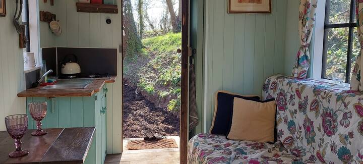 Unique Off Grid Shepherd Hut And Camp Fire Cooking - Worcestershire