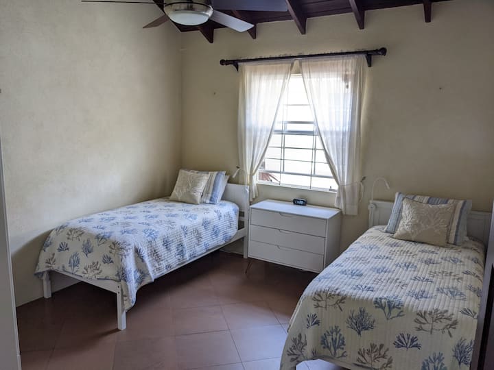 Dhoma e gjumit 4  me krevate me madhësi dyshe dhe e ndërtuar në dritat e leximit dhe karikuesit USB.