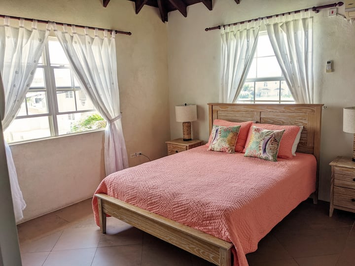 Krevat dopio "queen" në dhomën e gjumit të 3-të 