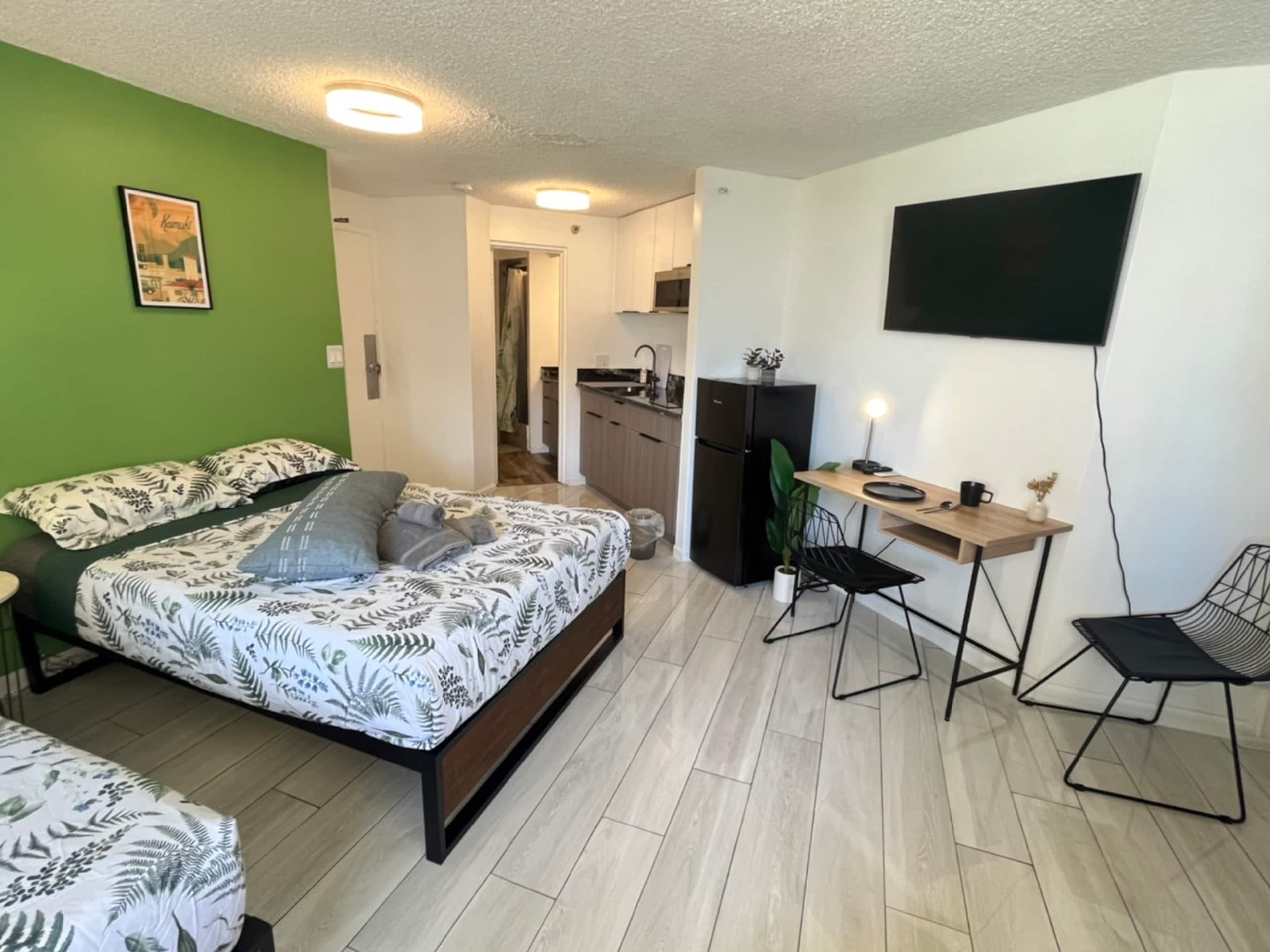 Condo in Honolulu · ★4.6 · 1 bedroom · 2 beds · 1 private bath - Image 6
