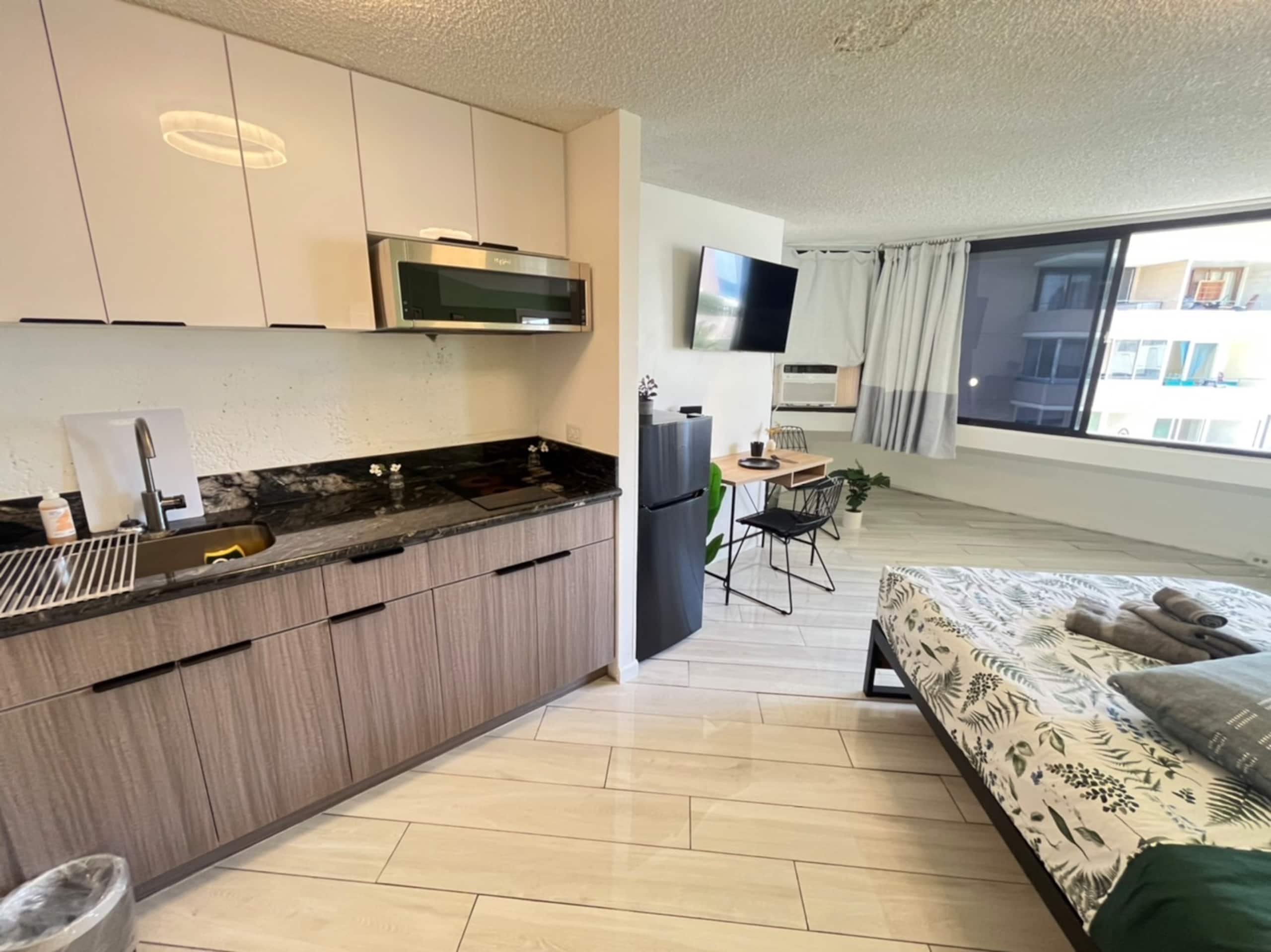 Condo in Honolulu · ★4.6 · 1 bedroom · 2 beds · 1 private bath - Image 2