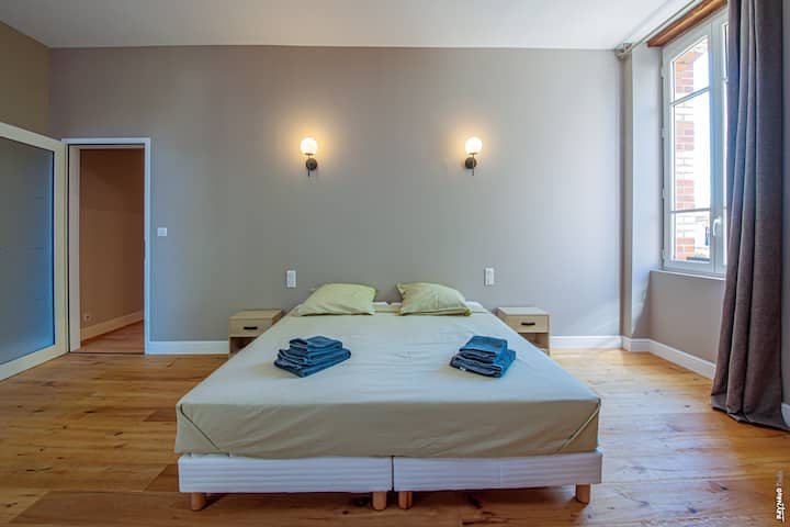 Соба 2 на горниот кат со двоен кревет