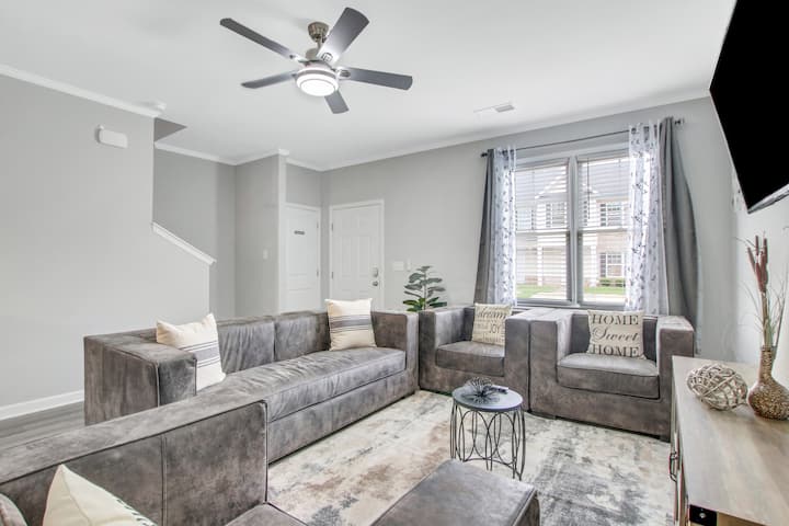 Clean Townhome Work Ready Near Airport - Atlanta, GA