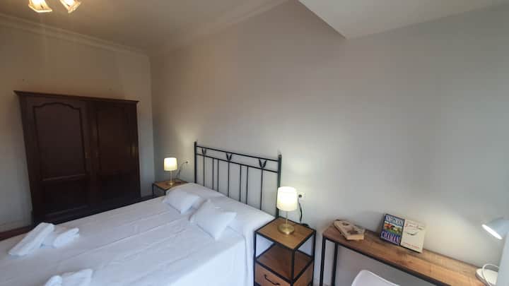 Habitación secundaria de la vivienda, con más de 13 m2, con cama matrimonial, buenas vistas al Teatro Jovellanos y Paseo de Begoña-