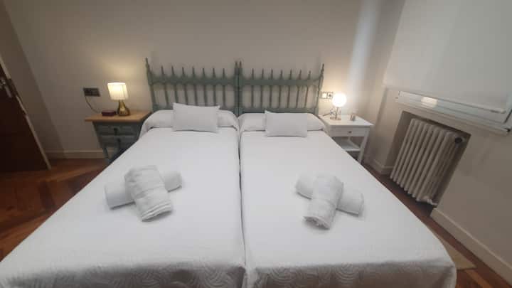 Habitación doble (con dos camas unidas de 90 cm) de la vivienda, con más de 14 m2, con dos camas individuales unidas.