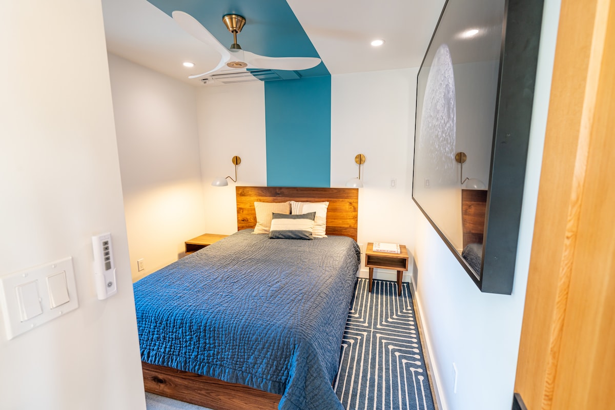 Bedroom 1, west exposure, queen bed