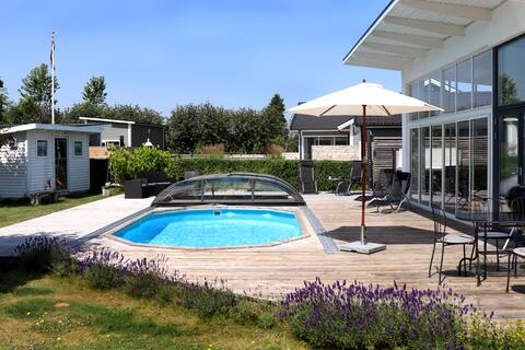 Villa with swimming pool and hot tub between sea & golf