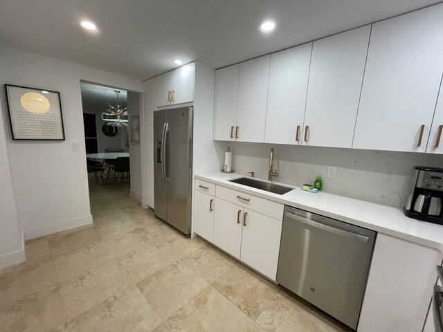 Tides – 14F – Sweeping Ocean Views and Remodeled gallery image 3