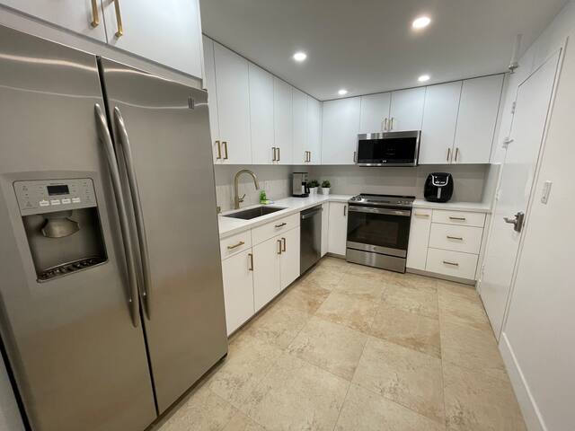 Tides – 14F – Sweeping Ocean Views and Remodeled gallery image 4