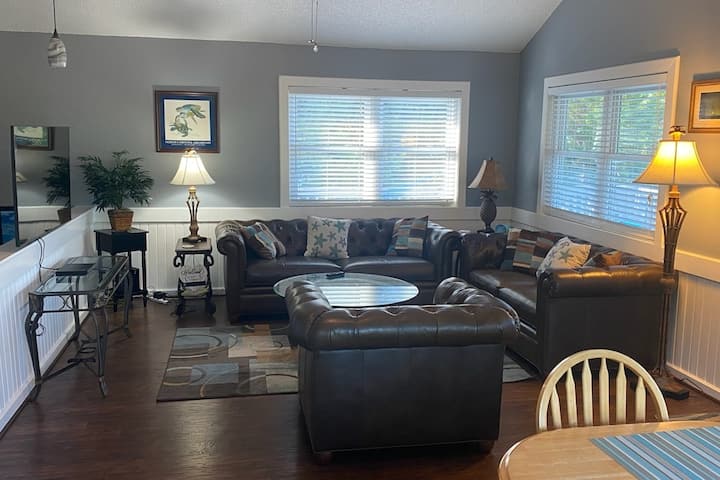 ห้องนั่งเล่นพร้อมสมาร์ททีวีจอใหญ่