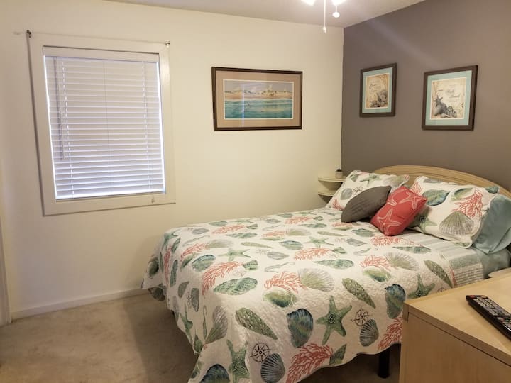 ห้องนอนใหญ่พร้อมเตียงควีนไซส์