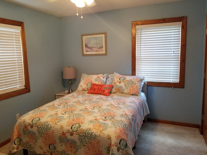 ห้องนอนที่ 2 พร้อมเตียงควีนไซส์